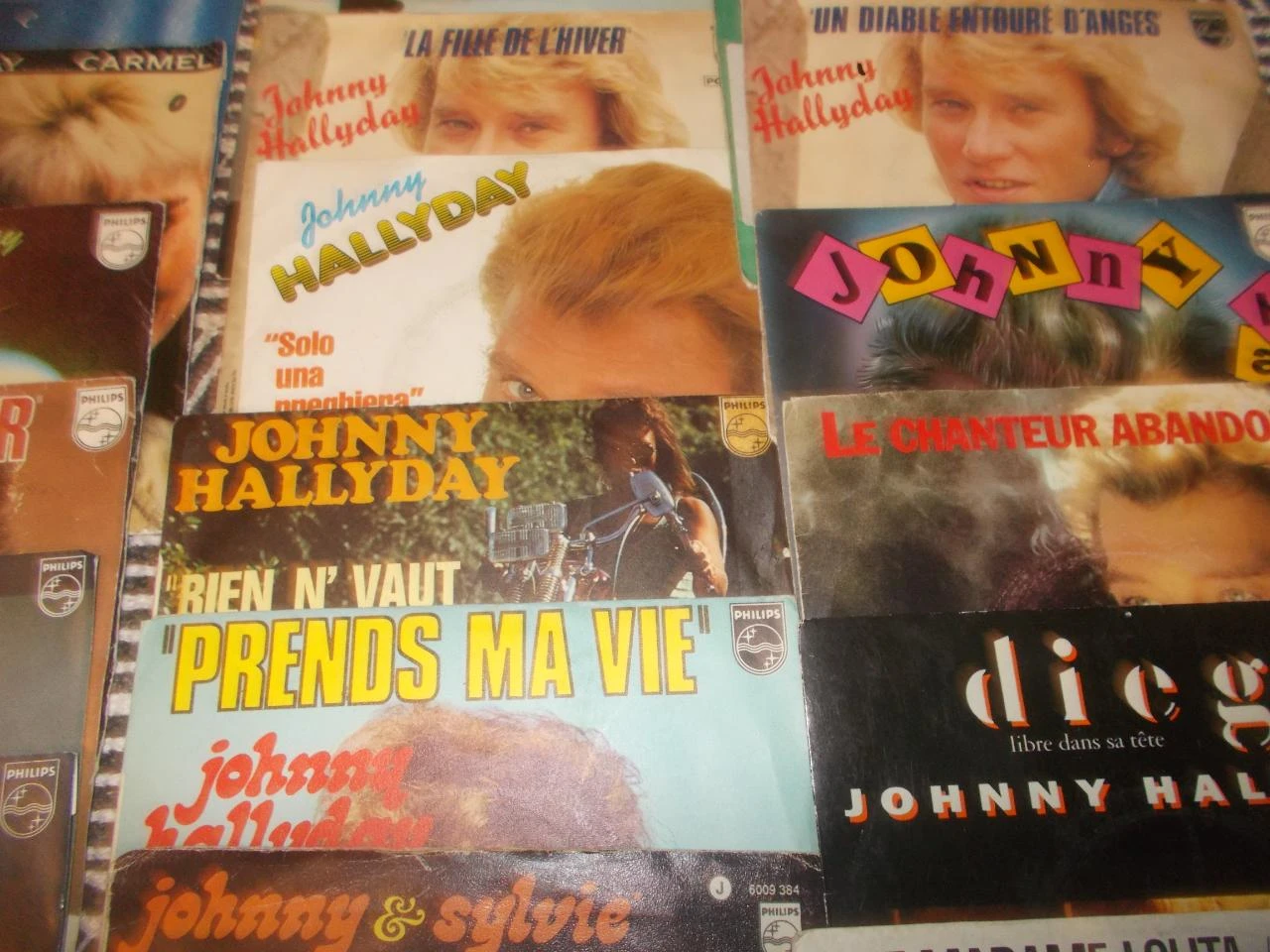 Magnífico lote de 60 discos de vinilo de 45 rpm (sencillos / EP) de Johnny Hallyday. – photo 10